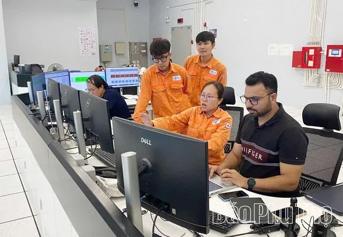 Chị Nguyễn Thị Ngọc Mai trao đổi kinh nghiệm thực tiễn và ứng dụng công nghệ cao tại nơi làm việc.
