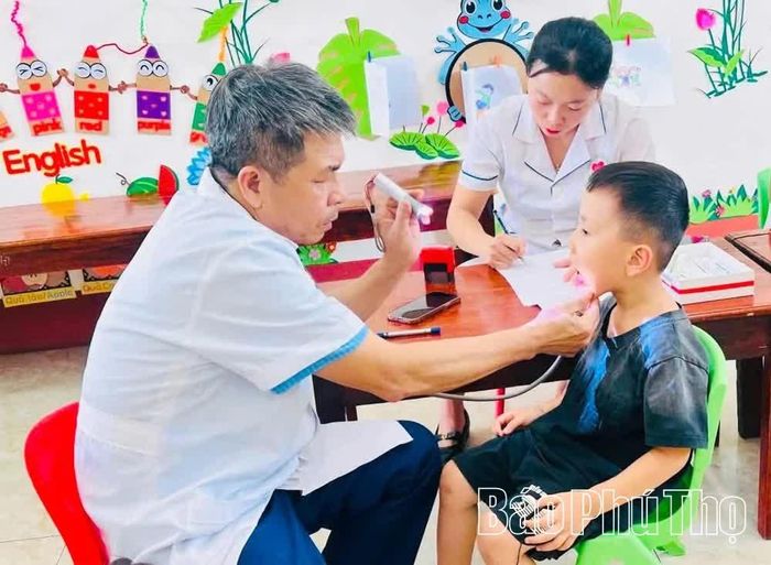 Nhân viên y tế xã Chí Đám thực hiện kiểm tra sức khỏe cho học sinh theo kế hoạch đầu năm học.