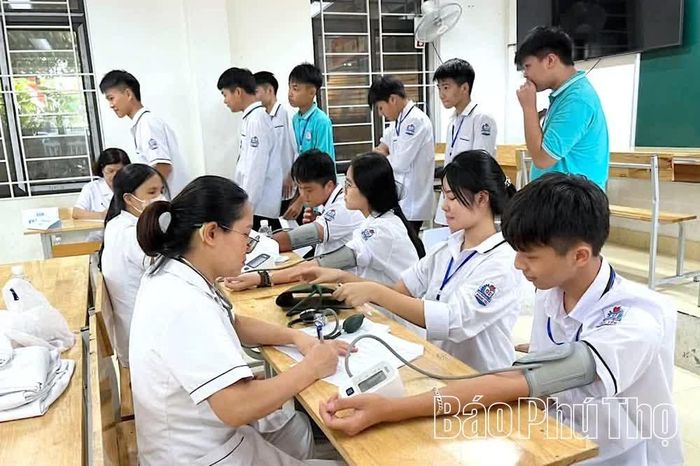 Khám sức khoẻ cho học sinh Trung tâm GDNN-GDTX Bình Xuyên, phường Phúc Yên.