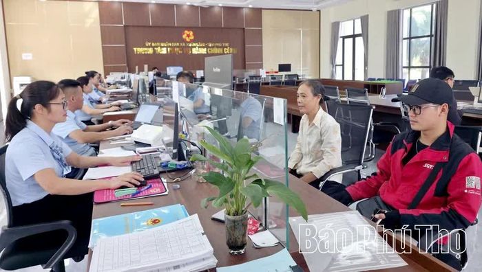 Cán bộ xã Xuân Lãng hỗ trợ, hướng dẫn người dân giải quyết thủ tục hành chính nhanh chóng, thuận lợi.