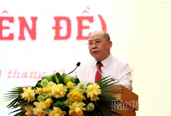 Đồng chí Bùi Đức Hinh - Phó Bí thư Tỉnh ủy, Chủ tịch HĐND tỉnh phát biểu khai mạc kỳ họp.