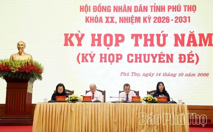 Các đồng chí chủ tọa kỳ họp.