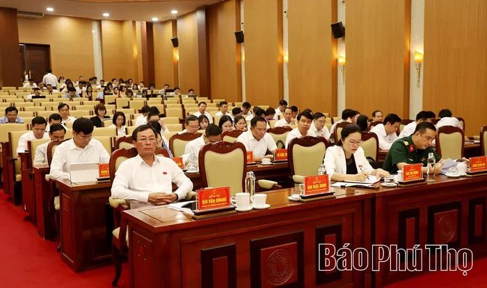 Các đồng chí lãnh đạo tỉnh cùng các đại biểu dự phiên khai mạc