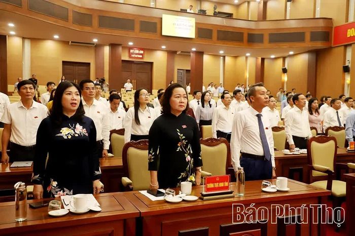 Các đại biểu thực hiện nghi lễ chào cờ trước khai mạc kỳ họp.