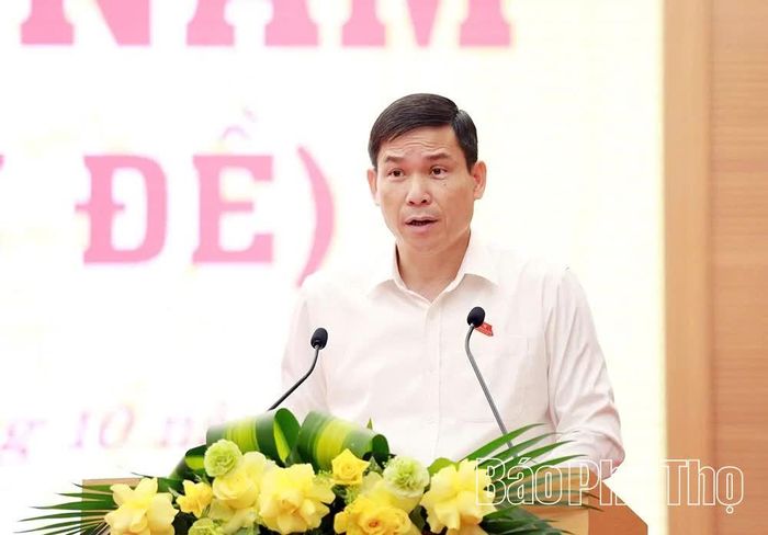 Trưởng Ban Pháp chế HĐND tỉnh Đinh Đức Lân trình bày báo cáo thẩm tra các nội dung trình tại kỳ họp.
