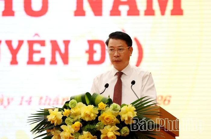 Đồng chí Phó Chủ tịch UBND tỉnh Nguyễn Khắc Hiếu trình bày các dự thảo nghị quyết.