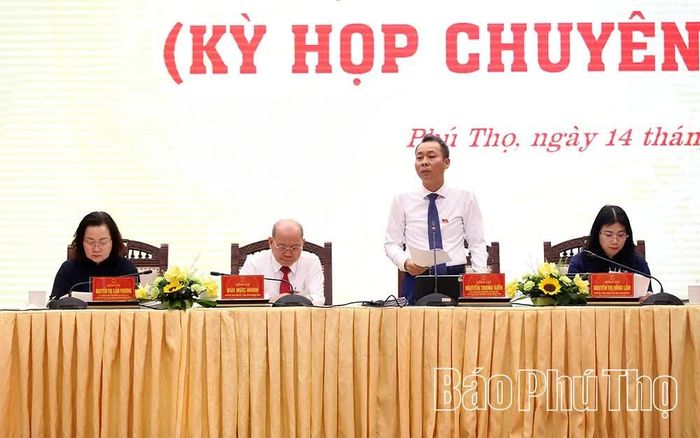 Chủ tọa điều hành phiên thảo luận tại hội trường.
