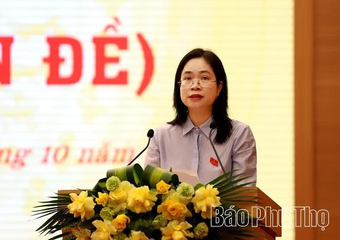 Trưởng Ban Văn hóa - Xã hội Nguyễn Thanh Tâm trình bày báo cáo thẩm tra các nội dung trình tại kỳ họp.