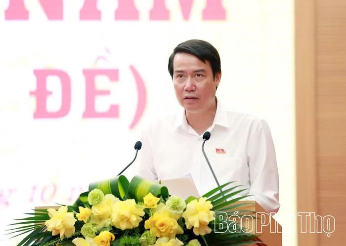 Trưởng Ban Kinh tế - Ngân sách HĐND tỉnh Nguyễn Thái Thịnh trình bày báo cáo thẩm tra các nội dung trình tại kỳ họp.