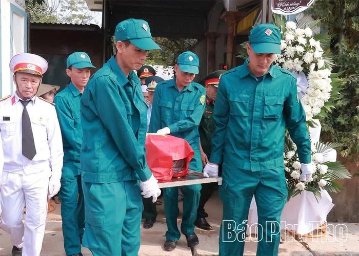 Di chuyển hài cốt liệt sĩ Trần Phương Sáu về nơi an nghỉ cuối cùng.