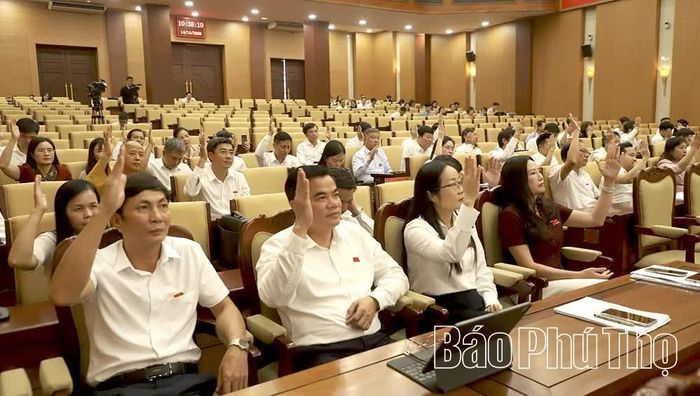 Các đại biểu biểu quyết thông qua các nghị quyết tại kỳ họp.