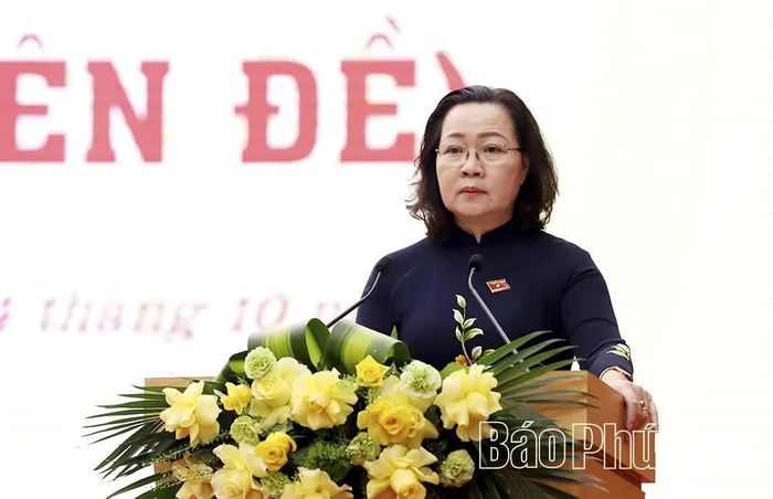 Đồng chí Phó Chủ tịch HĐND tỉnh Nguyễn Thị Cẩm Phương điều hành phần thảo luận, thông qua các nghị quyết tại kỳ họp.