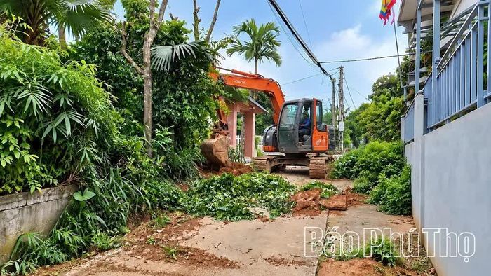 Người dân hiến đất, tháo dỡ công trình, vật kiến trúc để thi công công trình Cải tạo, nâng cấp tuyến đường giao thông nông thôn từ thôn Xóm Chùa đi thôn Đồn Vực, xã Đồng Lương.