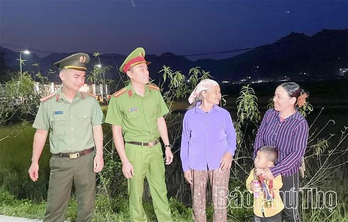 Hệ thống chiếu sáng đường quê giúp lực lượng Công an xã Vân Sơn thuận lợi hơn trong tuần tra, bảo đảm an ninh trật tự.