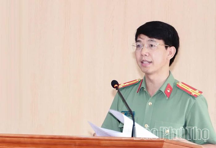 Báo cáo viên Công an tỉnh thông tin về tình hình an ninh, trật tự trên địa bàn.