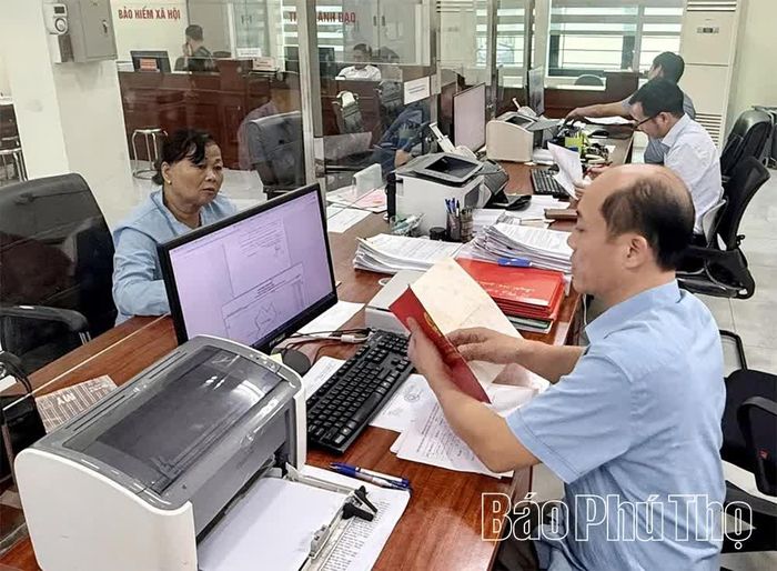 Cán bộ Trung tâm Phục vụ hành chính công phường Xuân Hòa giải quyết thủ tục hành chính, góp phần nâng cao hiệu quả cải cách hành chính, phục vụ ngày càng tốt hơn nhu cầu của người dân và doanh nghiệp.
