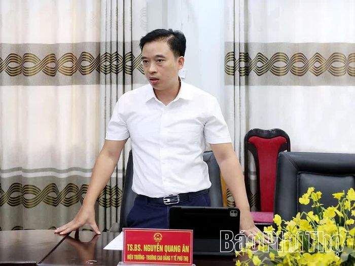 Các đại biểu thảo luận tại buổi kiểm tra.