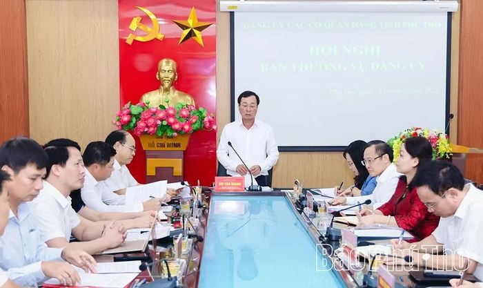 Đồng chí Phó Bí thư Thường trực Tỉnh ủy, Bí thư Đảng ủy các cơ quan Đảng tỉnh Bùi Văn Quang phát biểu chỉ đạo tại Hội nghị Ban Thường vụ Đảng ủy các cơ quan Đảng tỉnh.