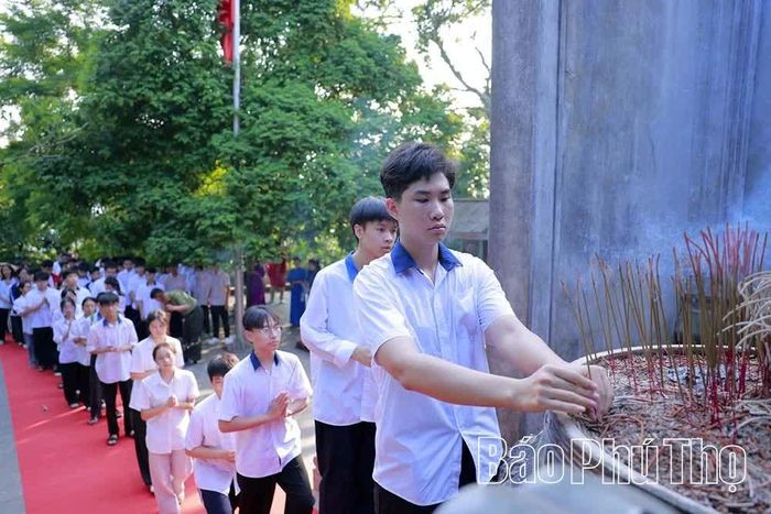 Đại diện các học sinh có thành tích xuất sắc dâng hương tại Đền Thượng.