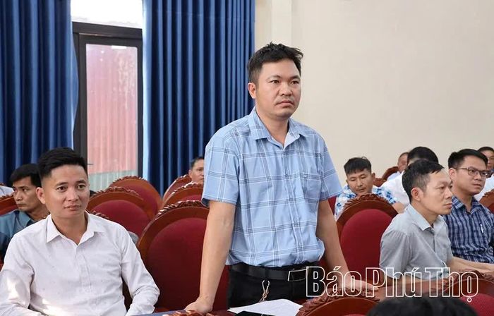 Các cử tri nêu kiến nghị tại buổi tiếp xúc cử tri.