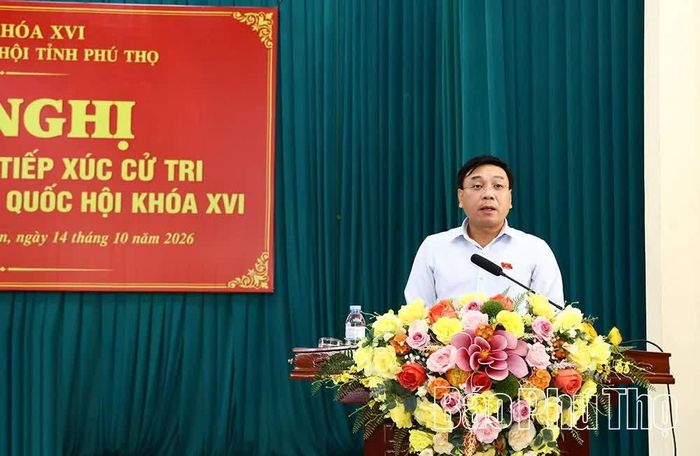 Phó Trưởng Đoàn chuyên trách Đoàn ĐBQH tỉnh Nguyễn Văn Mạnh tiếp thu ý kiến, kiến nghị của cử tri.