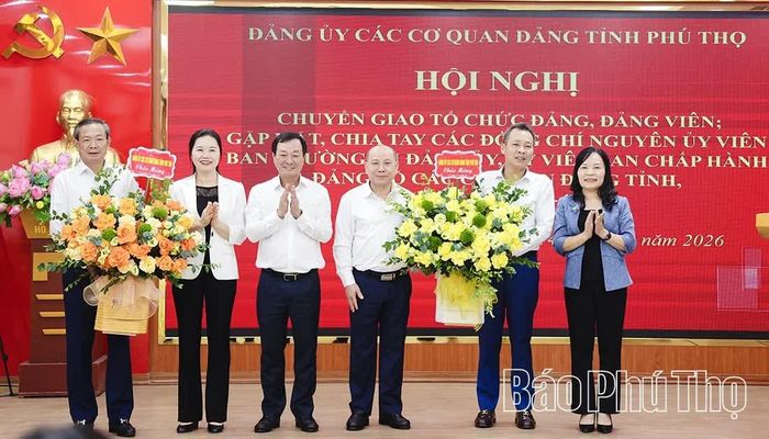 Đồng chí Phó Bí thư Thường trực Tỉnh ủy, Bí thư Đảng ủy các cơ quan Đảng tỉnh Bùi Văn Quang tặng hoa chúc mừng 2 Đảng bộ.