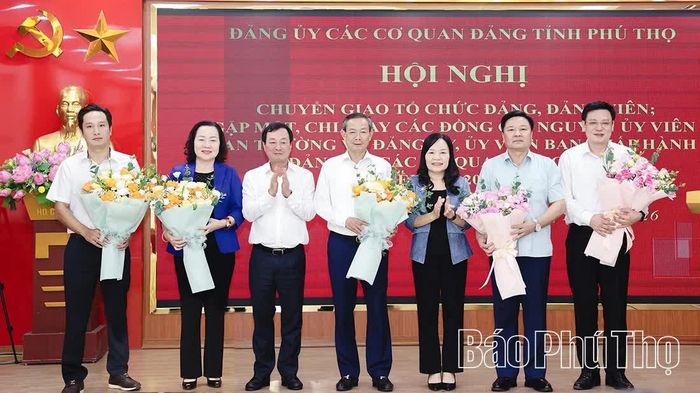 Đồng chí Phó Bí thư Thường trực Tỉnh ủy, Bí thư Đảng ủy các cơ quan Đảng tỉnh Bùi Văn Quang tặng hoa chúc mừng các đồng chí nguyên Ủy viên Ban Thường vụ, nguyên Ủy viên Ban Chấp hành Đảng bộ các cơ quan Đảng tỉnh nhiệm kỳ 2025-2030.