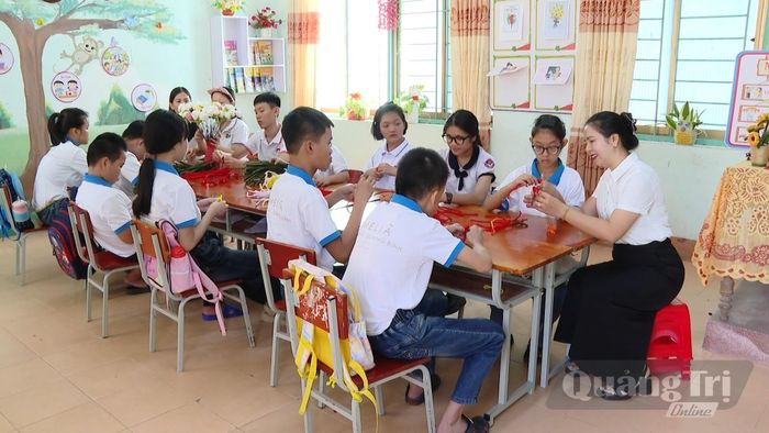 Một buổi học nghề tại Trường GDCD Đồng Hới - Ảnh: N.T