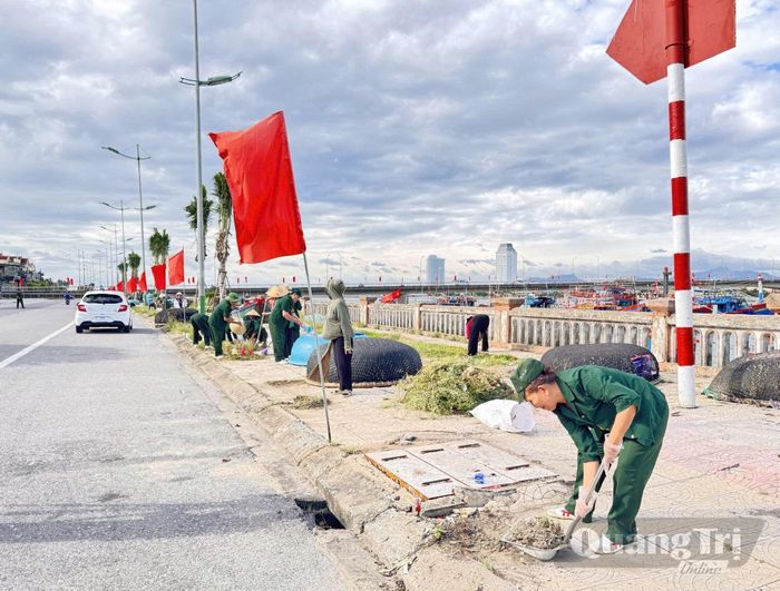 Người dân phường Đồng Hới chung tay giữ gìn vệ sinh các tuyến phố - Ảnh: P.V