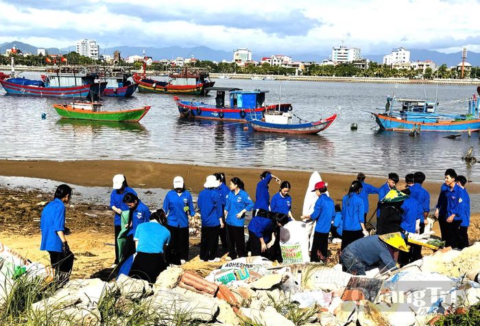 Phường Đồng Hới ra quân chung tay làm sạch môi trường tại tổ dân phố Bảo Ninh 1 - Ảnh: P.V