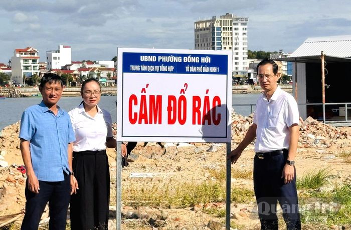 Phường Đồng Hới nâng cao vai trò giám sát của cộng đồng, ngăn chặn tình trạng tái diễn đổ rác sai quy định - Ảnh: P.V
