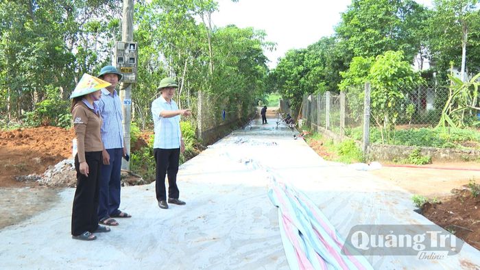 Tuyến đường thôn Huỳnh Công Tây, xã Vĩnh Hoàng trở nên sạch, đẹp nhờ người dân đồng thuận hiến đất mở rộng hai bên đường - Ảnh: M.L