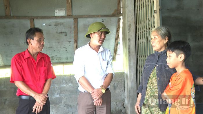 Đại diện Ủy ban MTTQ Việt Nam xã Vĩnh Hoàng và Hội Chữ thập đỏ địa phương thăm hỏi, động viên gia đình bà Nguyễn Thị Vân, thôn Trường Kỳ - Ảnh: M.L