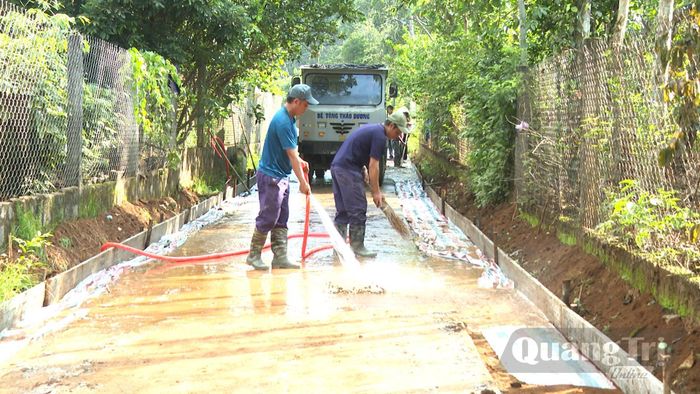 Ngay sau khi người dân đồng thuận hiến đất, UBND xã Vĩnh Hoàng đã chỉ đạo phòng chuyên môn giải ngân kịp thời nguồn vốn để sửa chữa, nâng cấp các tuyến đường - Ảnh: M.L