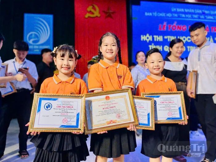 Lê Lê Hoàng Nguyên (thứ nhất từ trái sang) và nhóm tác giả nhận giải nhất hội thi Sáng tạo trẻ tỉnh Quảng Trị - Ảnh: T.H