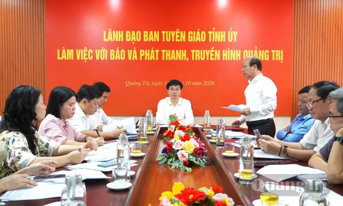 Đồng chí Võ Nguyên Thủy, Bí thư Đảng ủy, Giám đốc Báo và phát thanh, truyền hình Quảng Trị báo cáo tình hình hoạt động của đơn vị - Ảnh: X.P