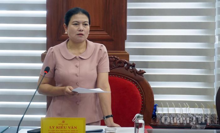 Đồng chí Ly Kiều Vân, Trưởng ban Nội chính Tỉnh ủy trình bày báo cáo kết quả thực hiện nhiệm vụ 9 tháng năm 2026 - Ảnh: N.M