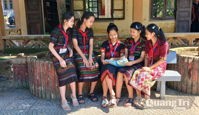 Hoạt động trải nghiệm giúp học sinh tìm hiểu được nhiều hơn đời sống văn hóa của đồng bào mình - Ảnh: N.B