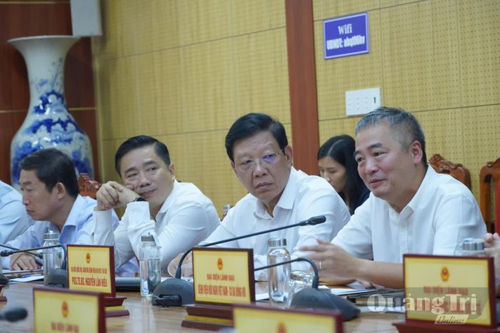 PGS.TS.BS Nguyễn Lân Hiếu, Giám đốc Bệnh viện đại học Y Hà Nội và các đại biểu tham dự buổi làm việc - Ảnh: H.L