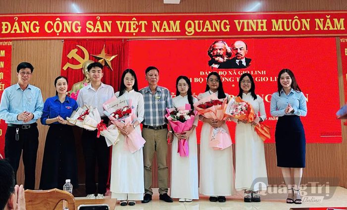 Nhiều học sinh của Trường THPT Gio Linh vinh dự được đứng trong hàng ngũ của Đảng - Ảnh: S.H