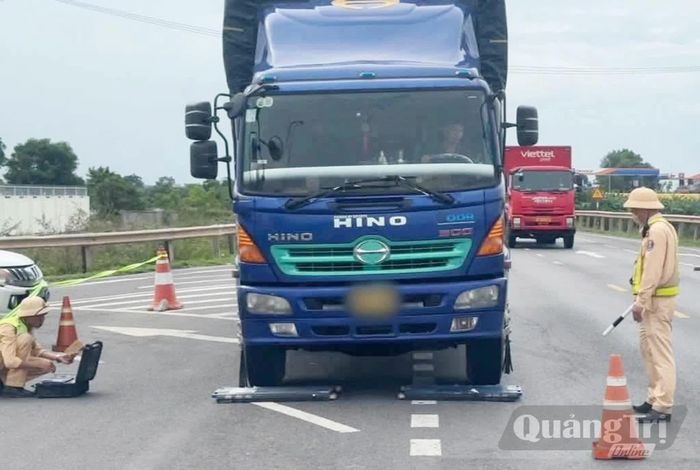 Lực lượng Cảnh sát giao thông cân kiểm tra tải trọng đối với xe tải - Ảnh: C.A