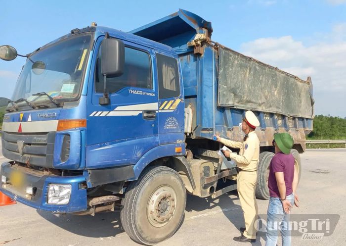 Lực lượng Cảnh sát giao thông kiểm tra kích thước thành thùng xe - Ảnh: C.A