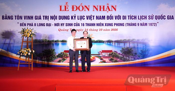 Đồng chí Bùi Hoàng Phương, Chủ tịch UBND tỉnh nhận Bằng tôn vinh giá trị nội dung kỷ lục Việt Nam - Ảnh: C.H