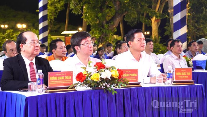 Các đại biểu tham dự buổi lễ  - Ảnh: C.H