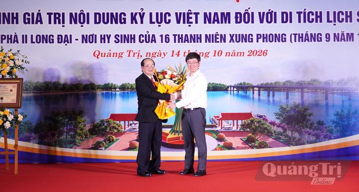 Đồng chí Bùi Hoàng Phương, Chủ tịch UBND tỉnh tặng hoa Giáo sư, Viện sĩ Hoàng Quang Thuận - Ảnh: C.H