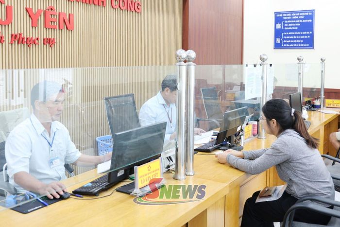 Giải quyết TTHC cho nhân dân tại Trung tâm Phục vụ hành chính xã Phù Yên.