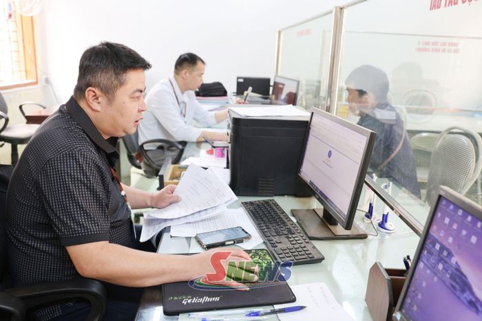 Công chức xã Suối Tọ đối chiếu dữ liệu công dân trên hệ thống.