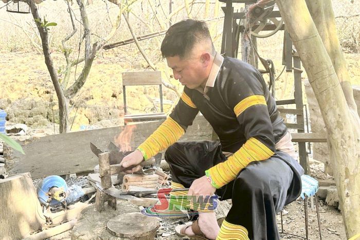 Anh Sùng A Súa miệt mài bên lò rèn, gìn giữ nghề truyền thống của gia đình.