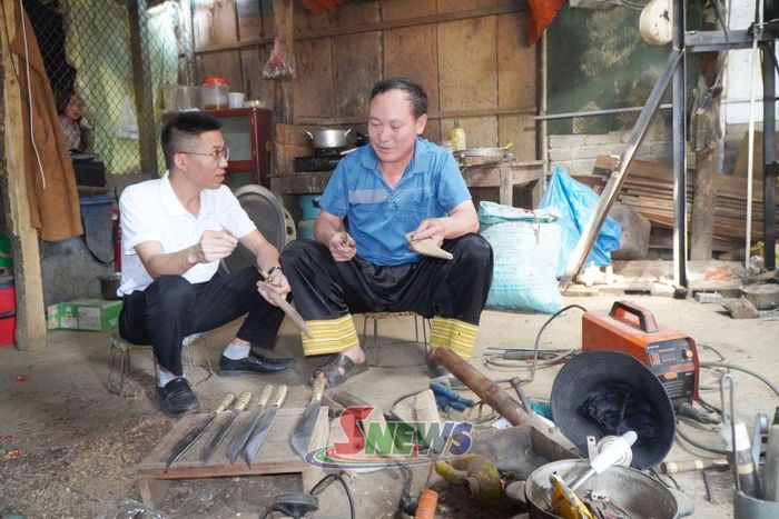 Anh Mùa A Trang giới thiệu sản phẩm dao rèn thủ công cho khách hàng.