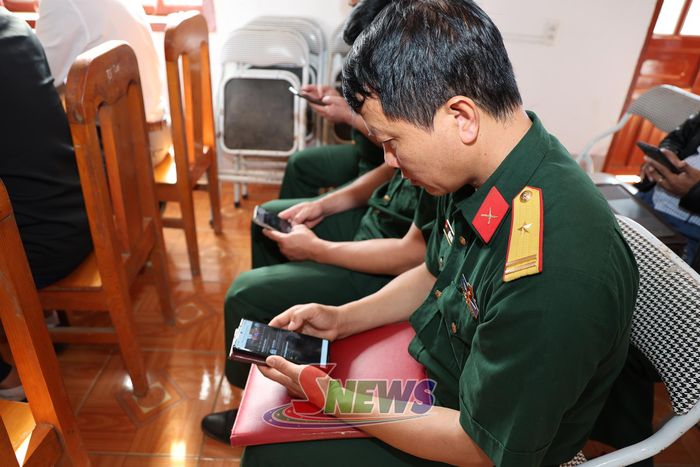 Lực lượng vũ trang xã Tà Xùa thực hiện bình chọn tại lễ phát động.